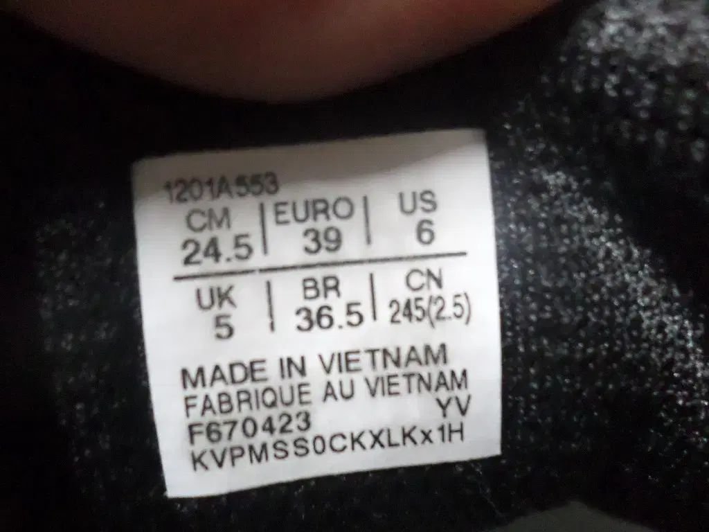 グレー スニーカー