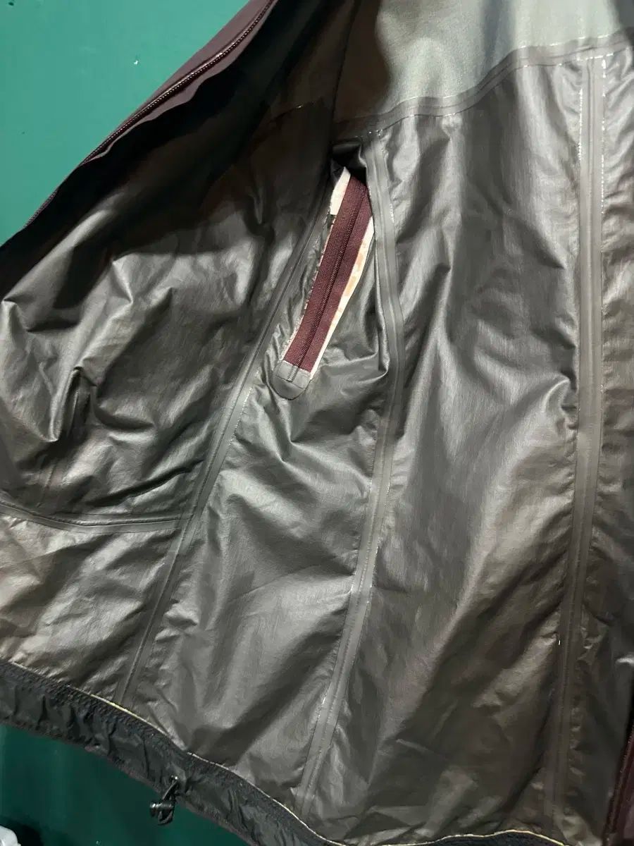 ゴアテックス ウィンドブレーカー