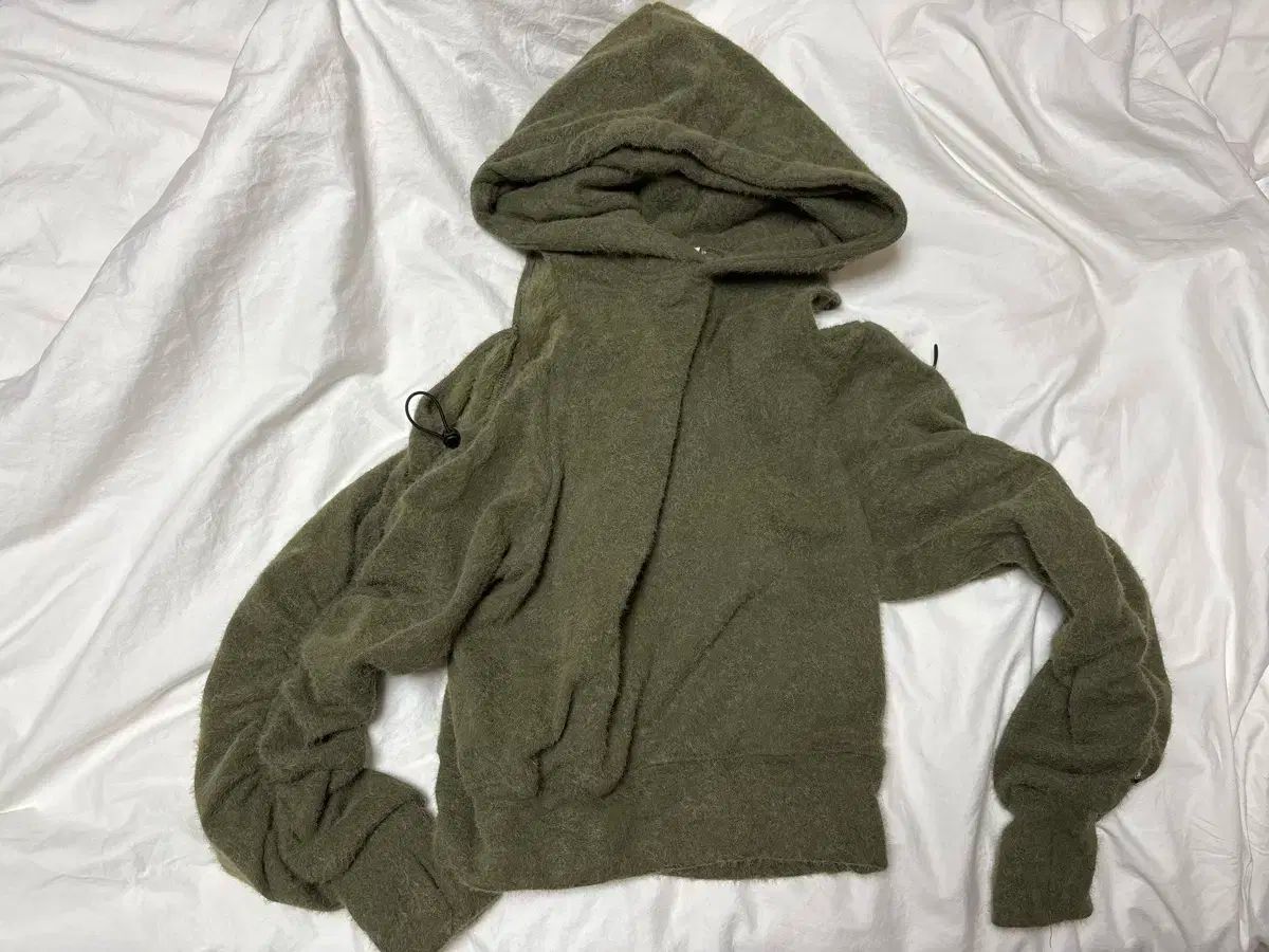 アナザーエー カット アウト アンゴラ フーディー カーキ オリーブ