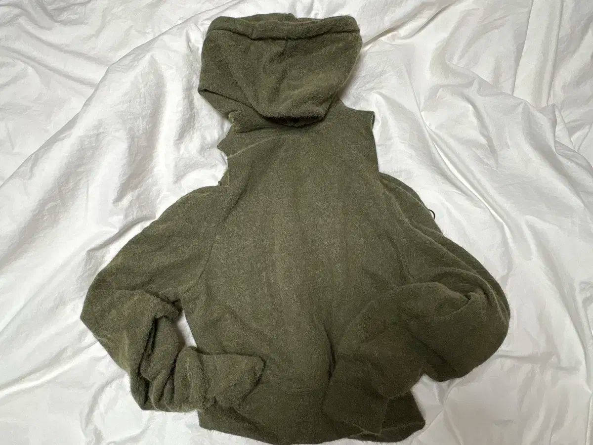 アナザーエー カット アウト アンゴラ フーディー カーキ オリーブ