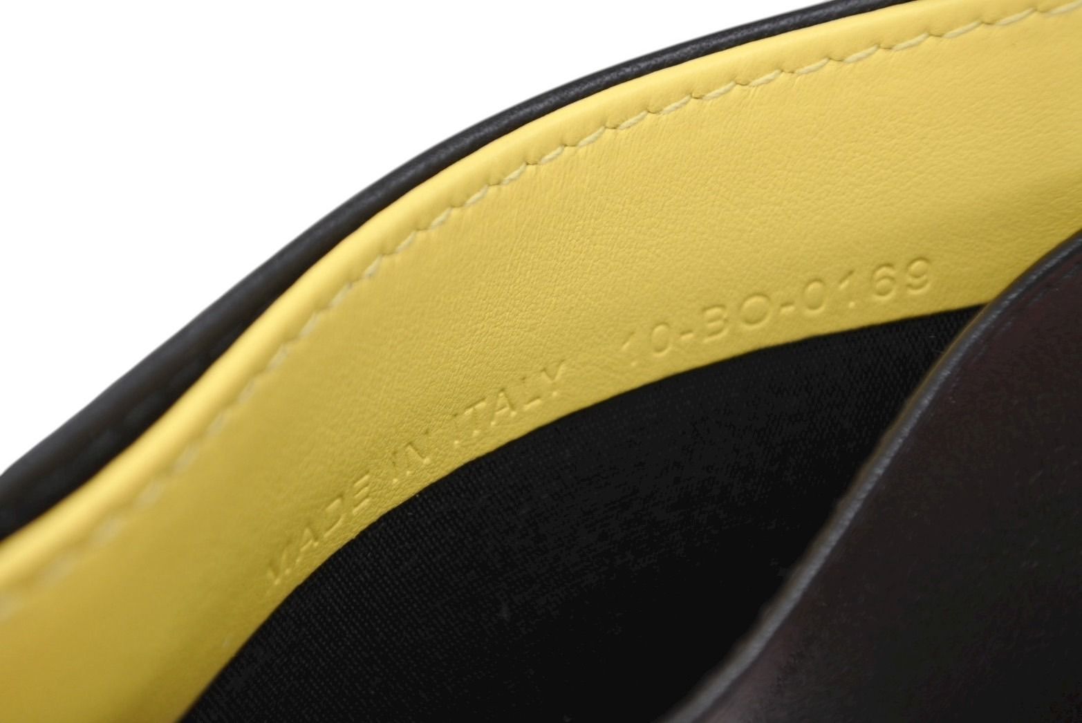 100％高品質で激安通販！ CHRISTIAN DIOR クリスチャンディオール KAWS カウズ コラボ カードケース 10-BO-0179 ブラック イエロー 4b008707 送料無料キャンペーン中！