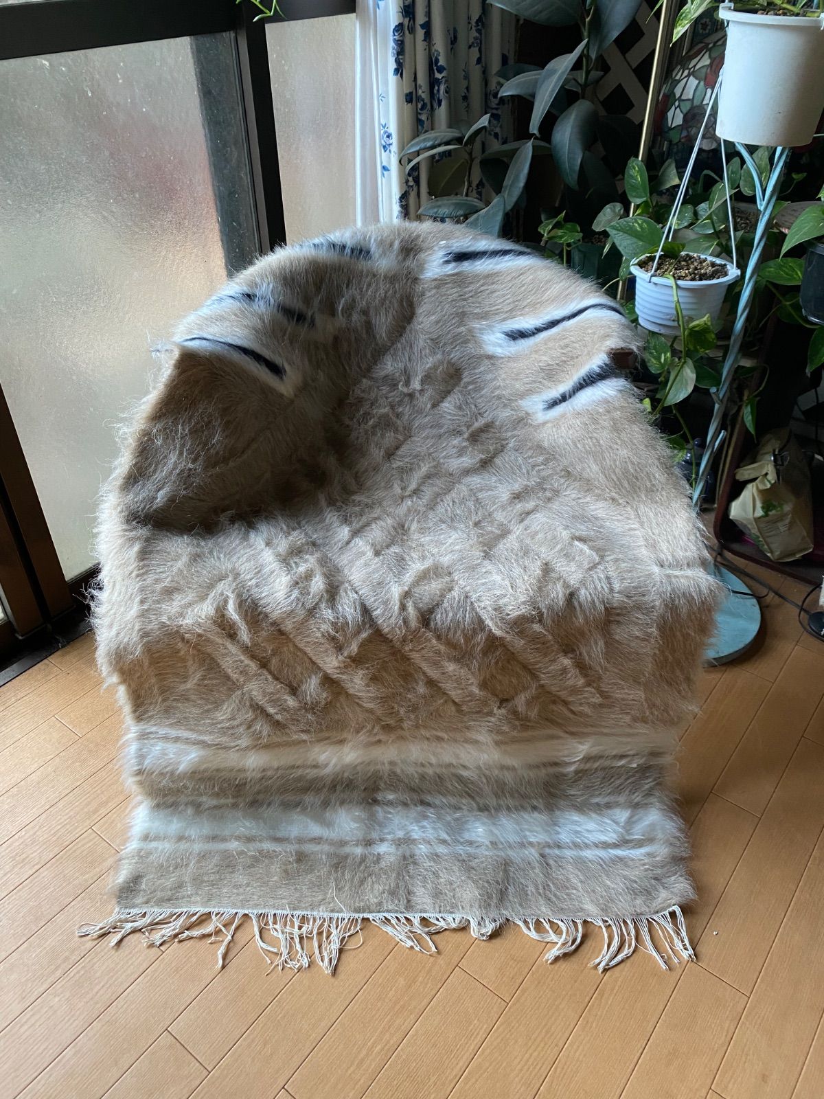 トルコ直輸入 初めてご紹介の色 のみ 薄いベージュのアンゴラヤギのモヘアで織られたシイルトバッタニイェ 一枚あると本当に便利な四季を通じて重宝なお品です お洒落なミフラブ柄 椅子やソファにかけても もちろんラグに ギフトにも最適新しいシイルトバッタニイェ