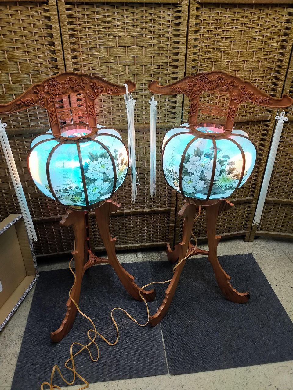 F 01 91 盆提灯 清風3号 木目 回転灯付き ペアセット 桐 き 花柄 電気式 盆飾り 灯籠 提灯 動作