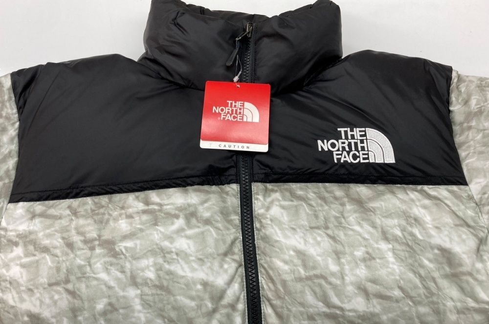 1000円以上送料無料。 シュプリーム SUPREME × THE NORTH FACE ザノースフェイス Paper Print Nuptse Jacket ペーパー プリント ヌプシ 白 ND91806I ジャケット 総柄 ホワイト Mサイズ 104MT-2159
