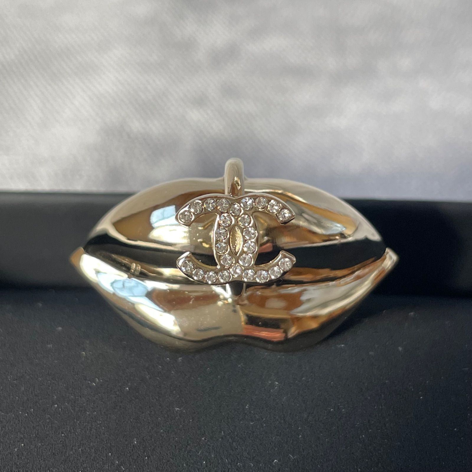 CHANEL シャネル ココマーク 唇型 ブローチ リップモチーフ ラインストーン付き 2025 クルーズ