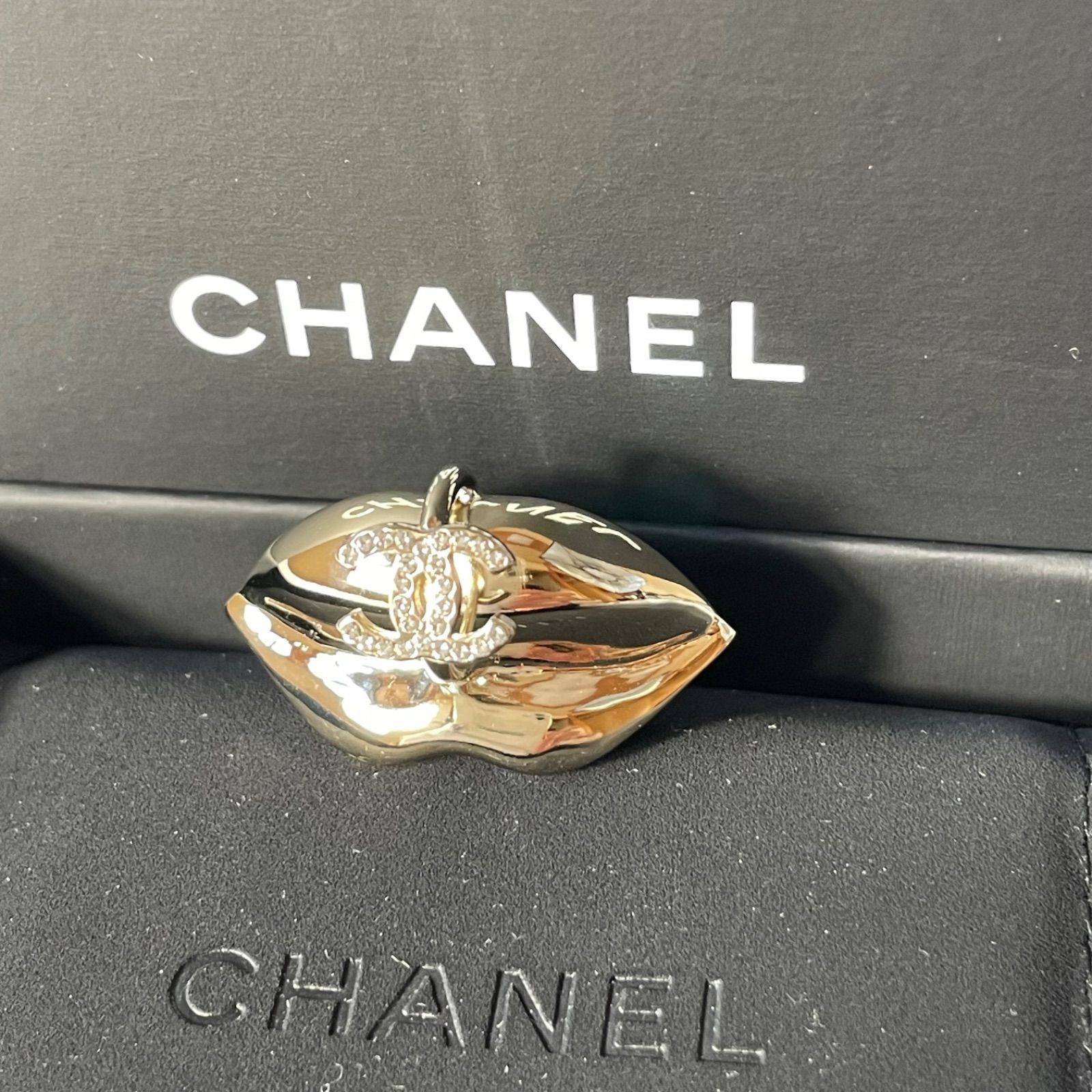 CHANEL シャネル ココマーク 唇型 ブローチ リップモチーフ ラインストーン付き 2025 クルーズ