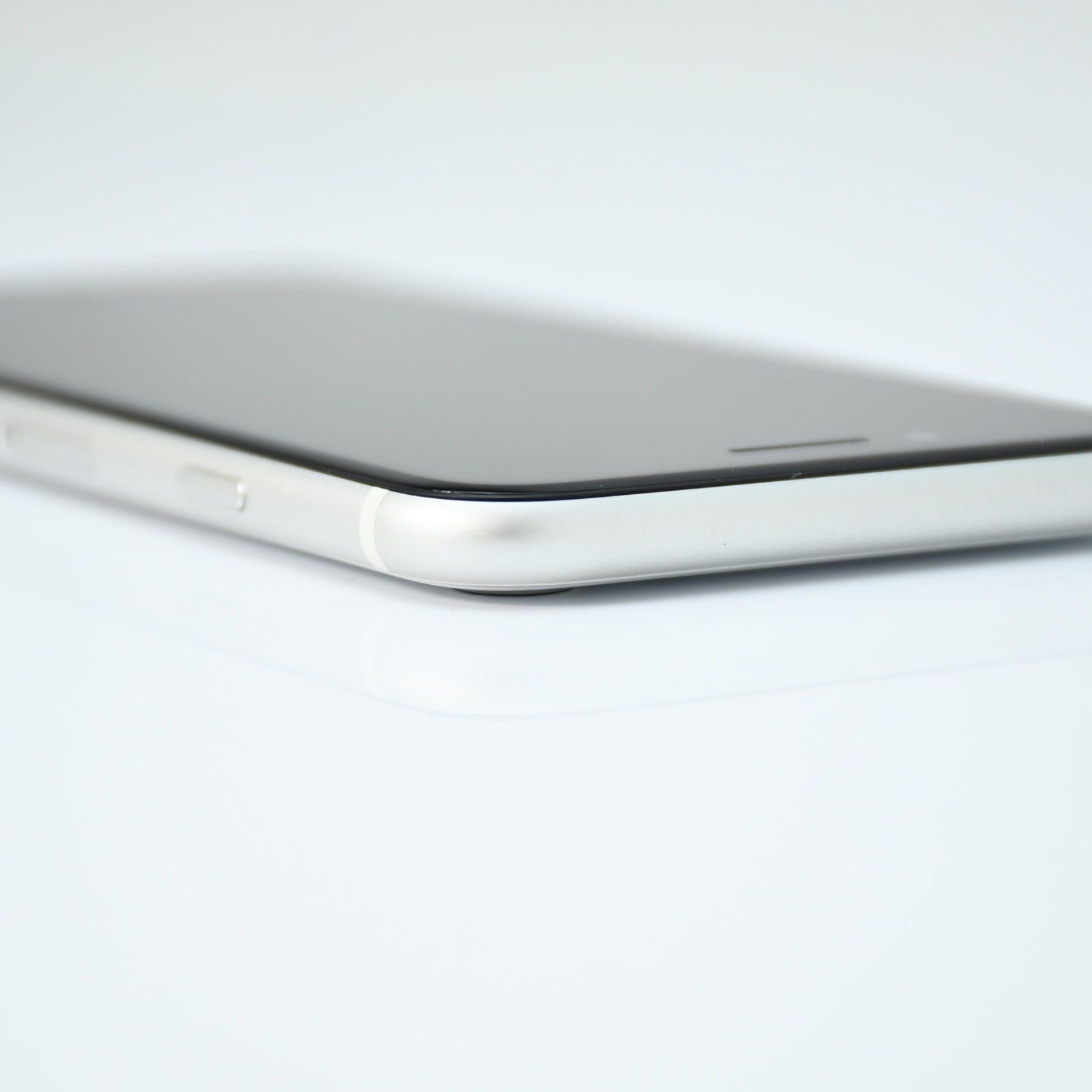 美品＊純正バッテリー84%】SIMフリー iPhone SE 第2世代 64GB ホワイト