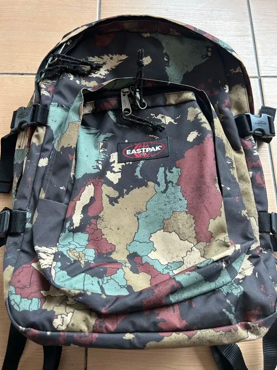 EASTPAK イーストパック カモフラージュ バックパック 【公式通販】