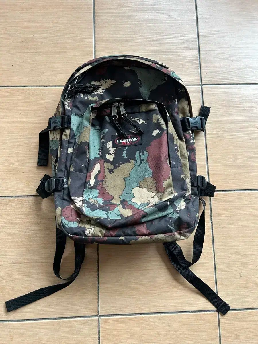 EASTPAK イーストパック カモフラージュ バックパック 【公式通販】