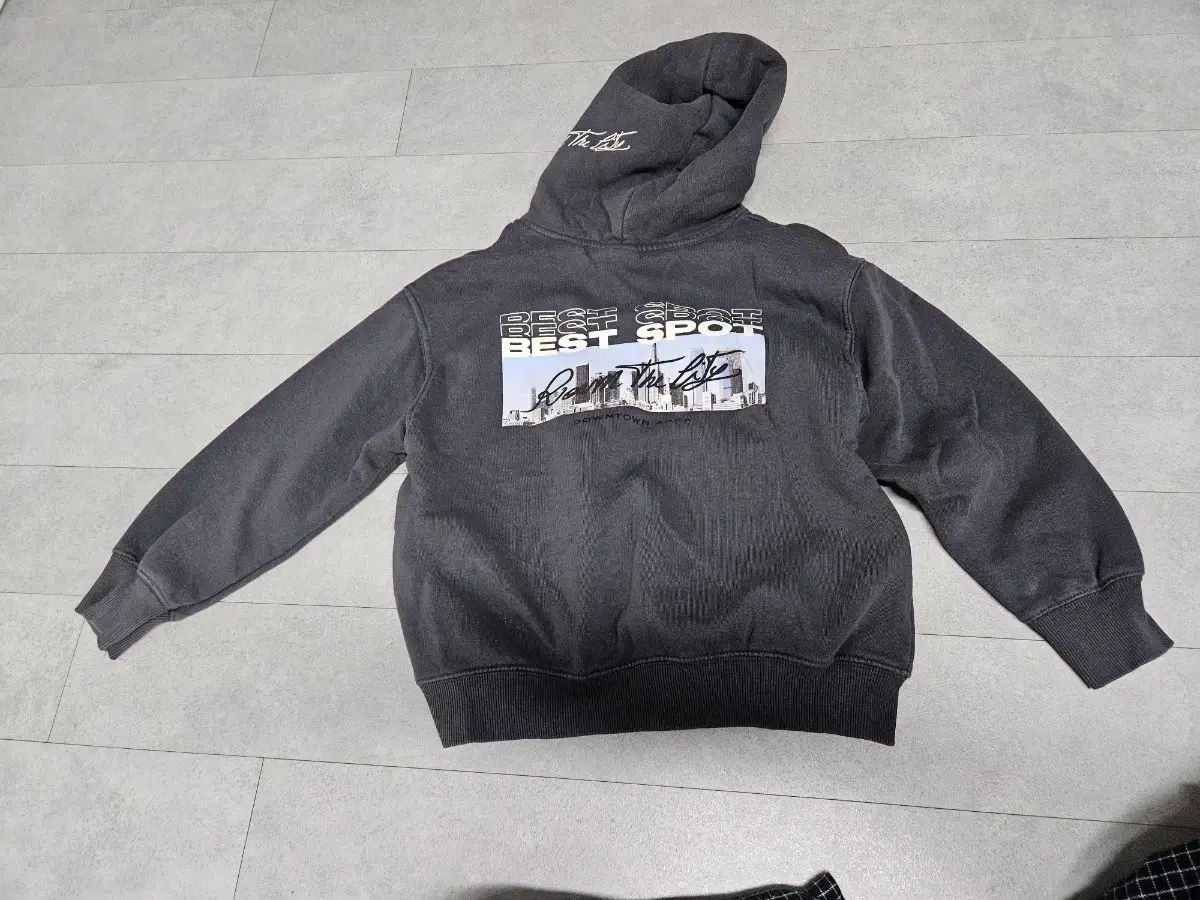 ザラ キッズ 起毛 フードTシャツ 139