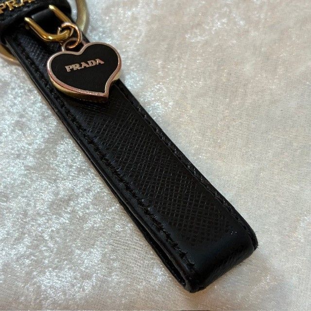 プラダ PRADA サフィアーノレザー ハートチャームロゴ キーリング キーベルト