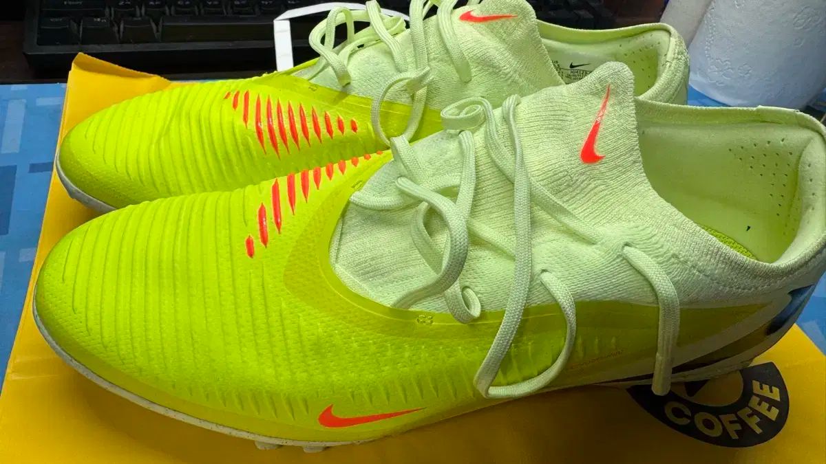 ナイキ FANTOM 6 プロ TF 285