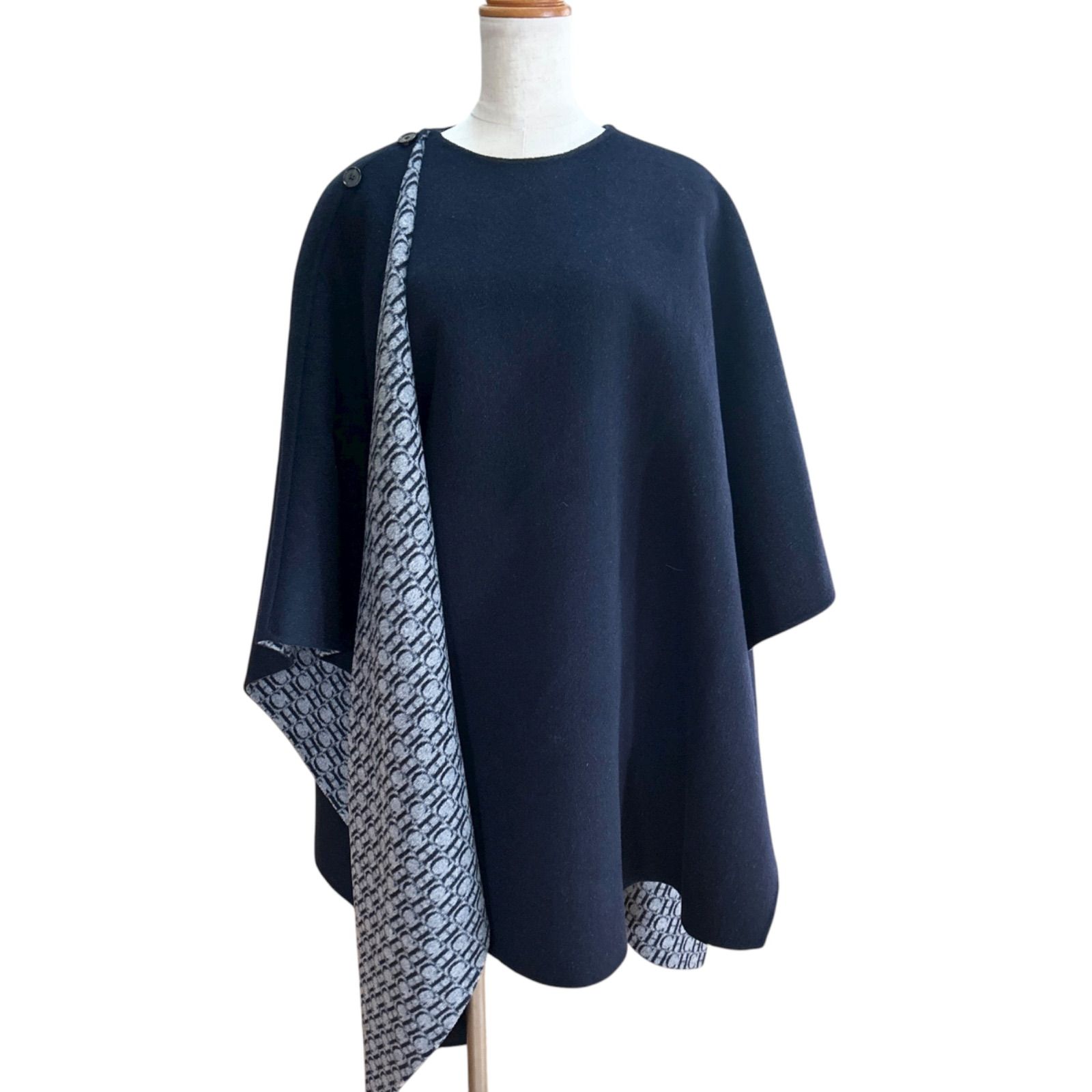 CH Carolina Herrera キャロリーナヘレラ ロゴプリント ポンチョ ケープ