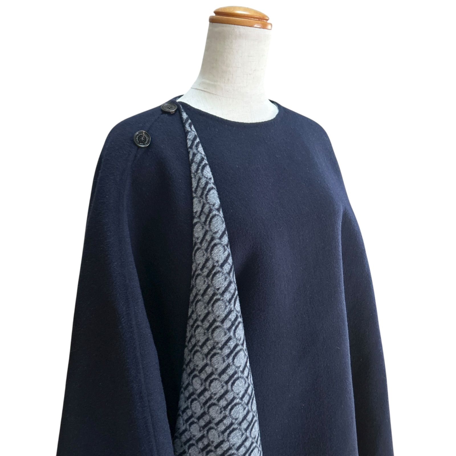 CH Carolina Herrera キャロリーナヘレラ ロゴプリント ポンチョ ケープ