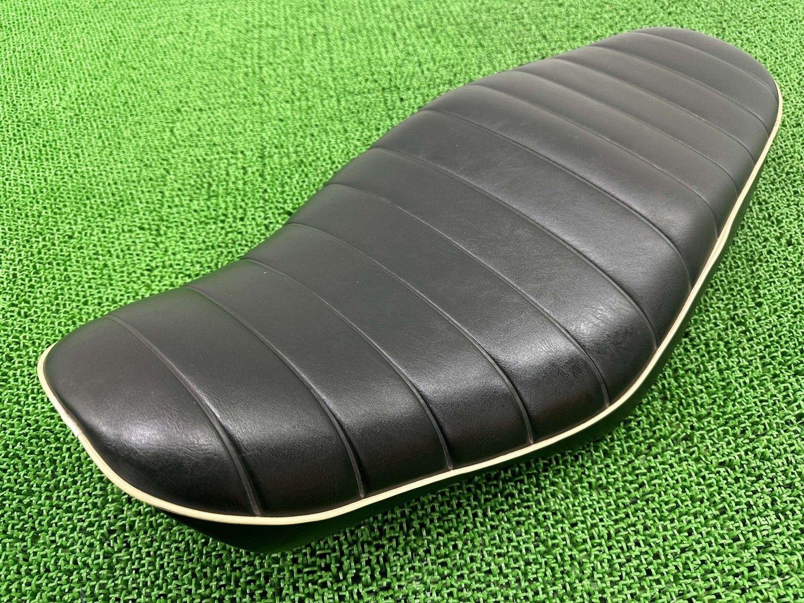 W 400 シート カワサキ バイク 部品 EJ A 650にも 白パイピング ノーマルタックロールシート 破れ無し 品薄 bA