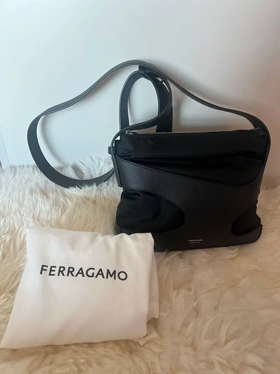 FERRAGAMO フェラガモ ブラック クロスバック ユニセックス プレゼント用