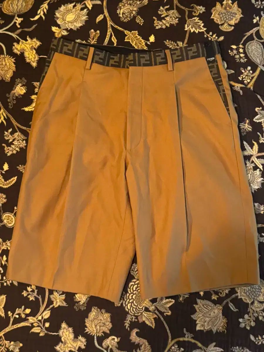 フェンディ FFロゴ ワンタック バミューダパンツ IT 48