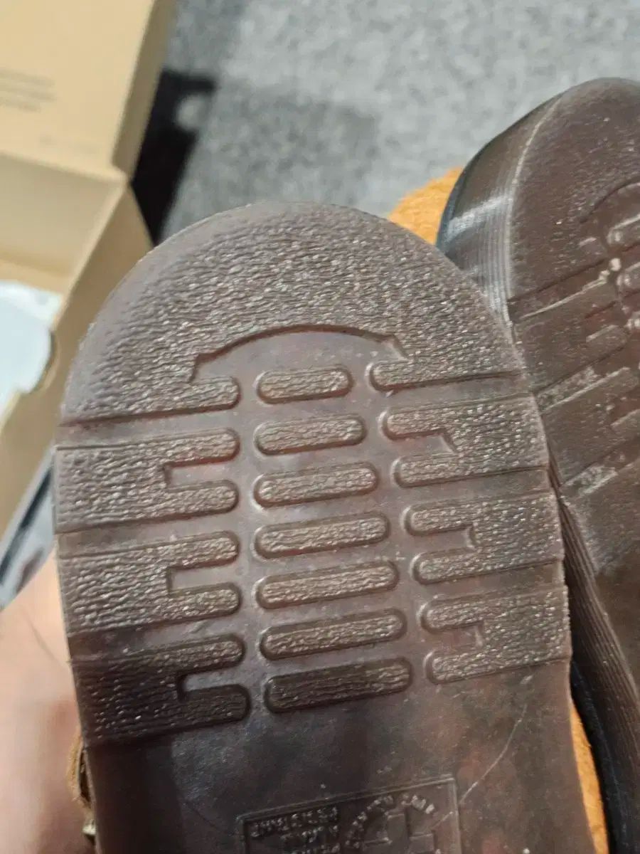 Isham スウェード