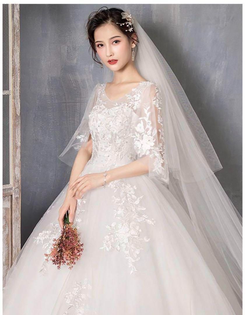 美しいプリンセスラインのウェディングドレス 二の腕カバー