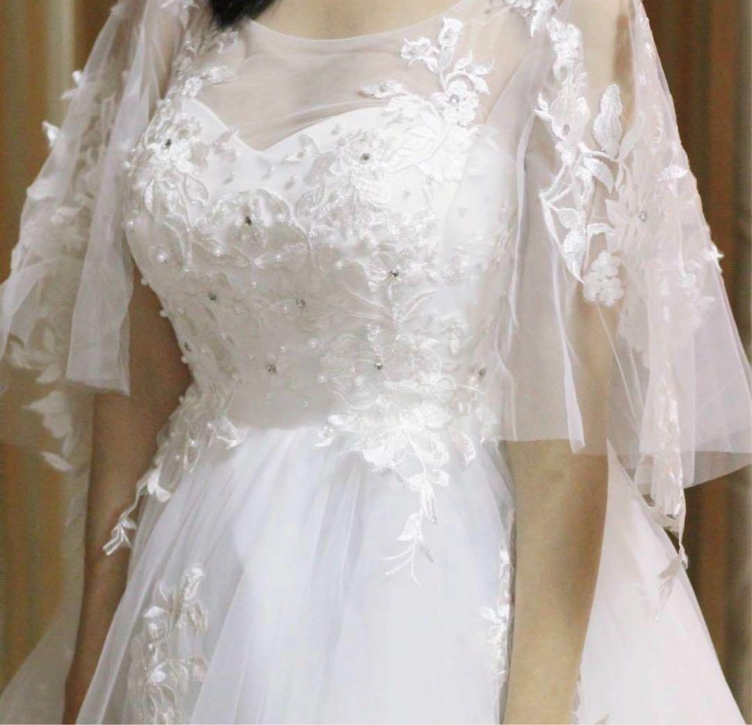 美しいプリンセスラインのウェディングドレス 二の腕カバー