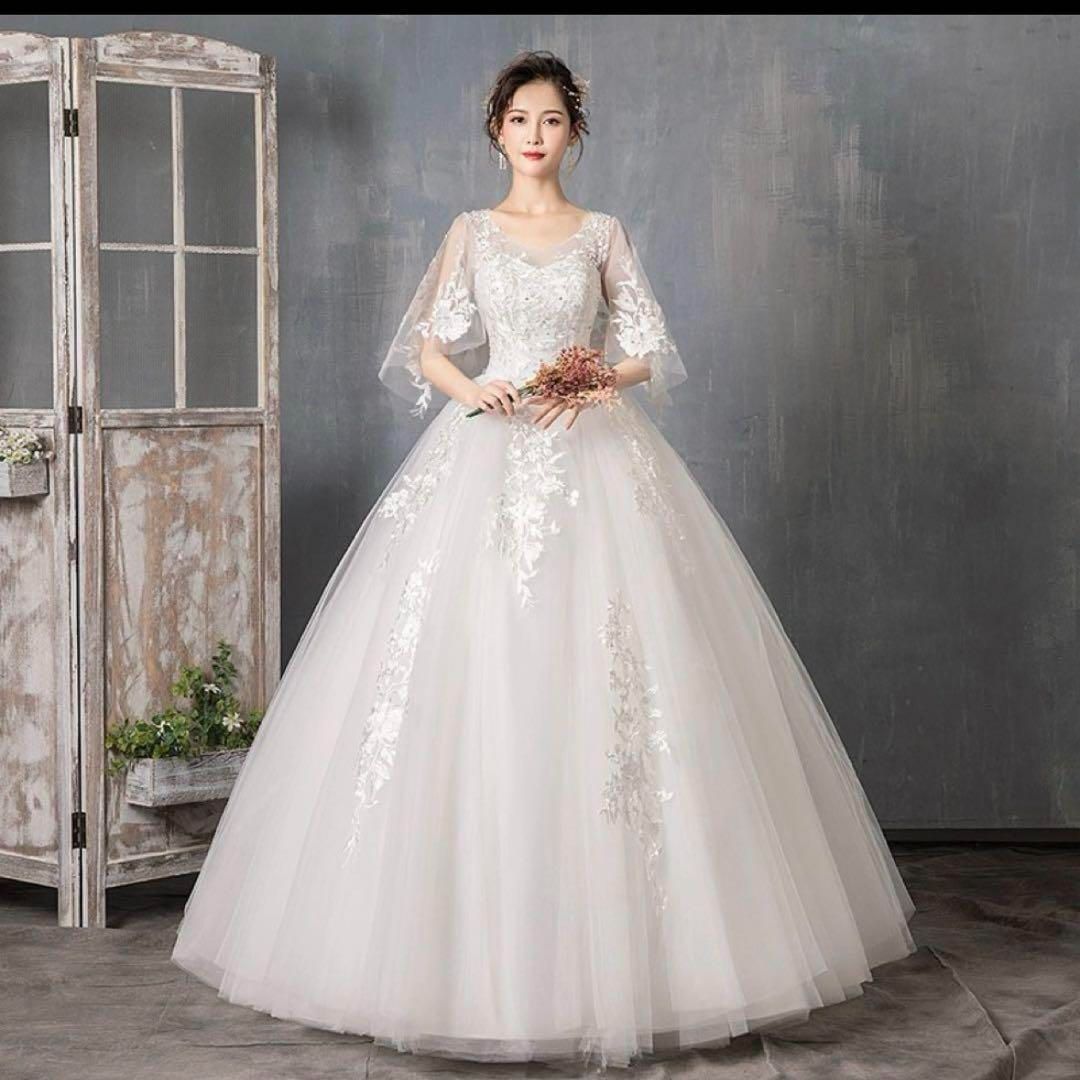 美しいプリンセスラインのウェディングドレス 二の腕カバー