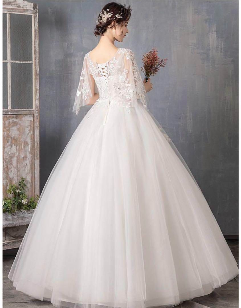 美しいプリンセスラインのウェディングドレス