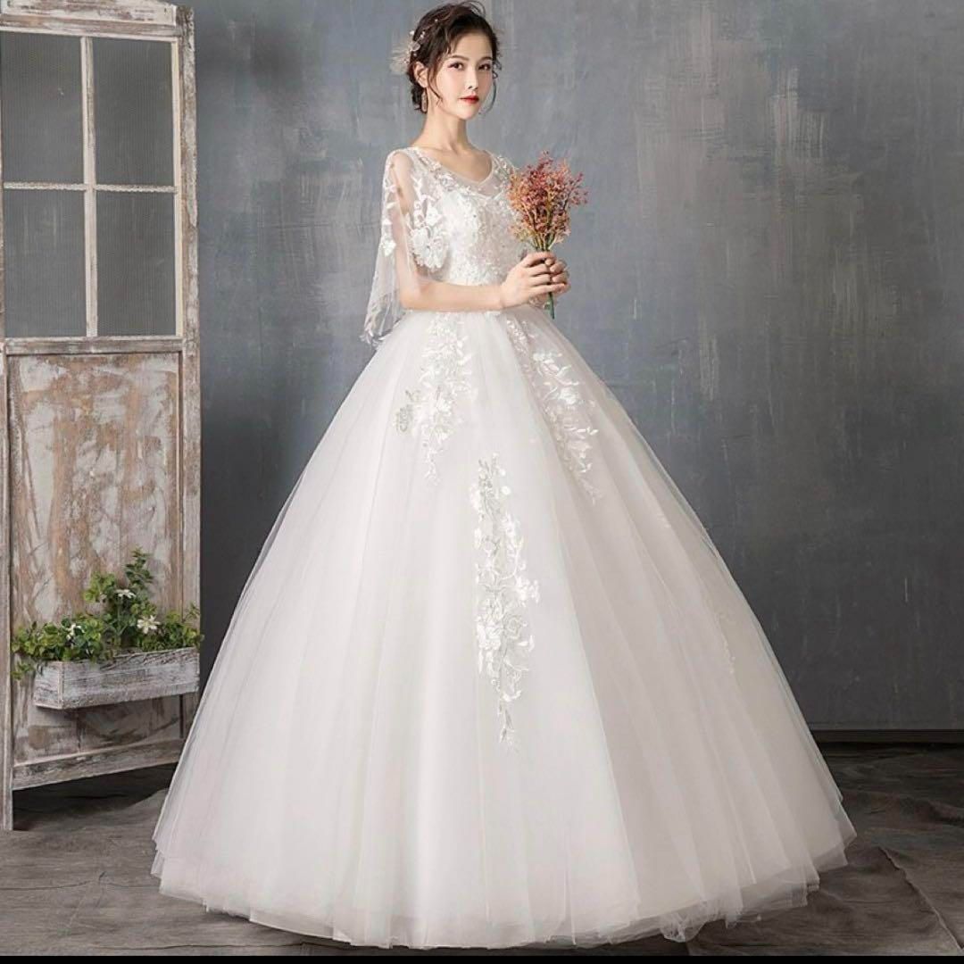 美しいプリンセスラインのウェディングドレス 二の腕カバー