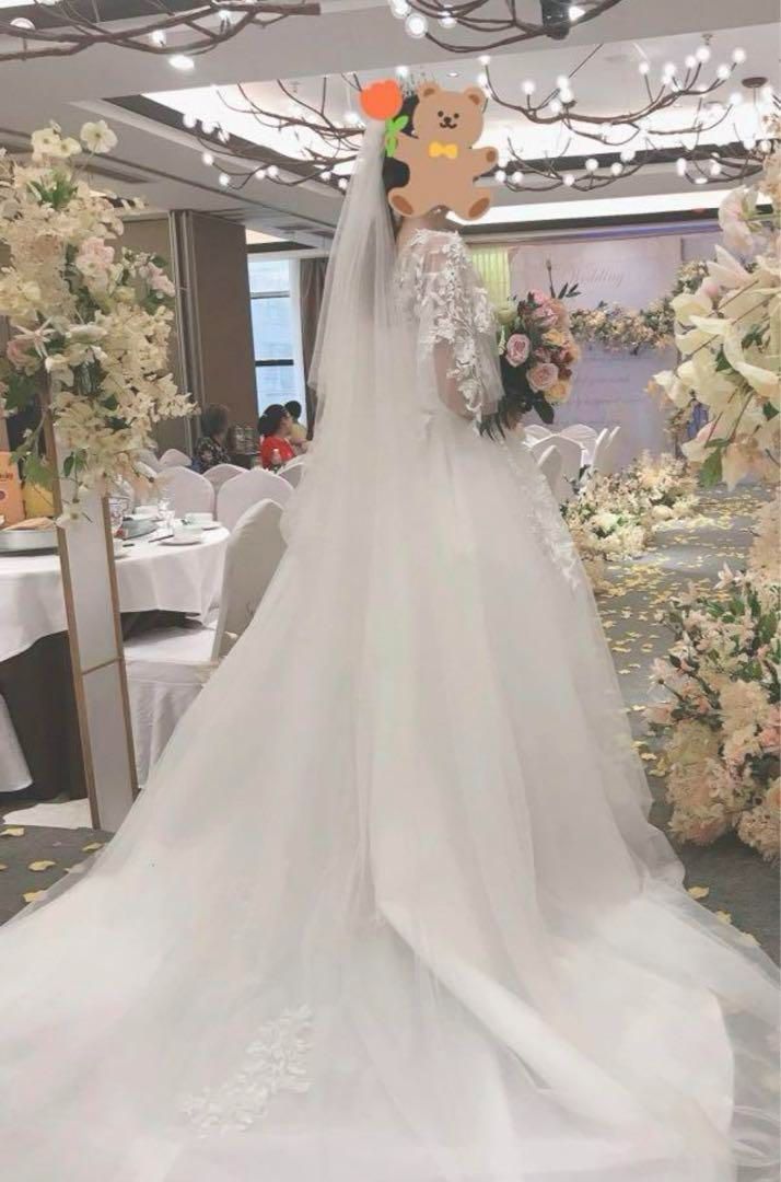 美しいプリンセスラインのウェディングドレス 二の腕カバー