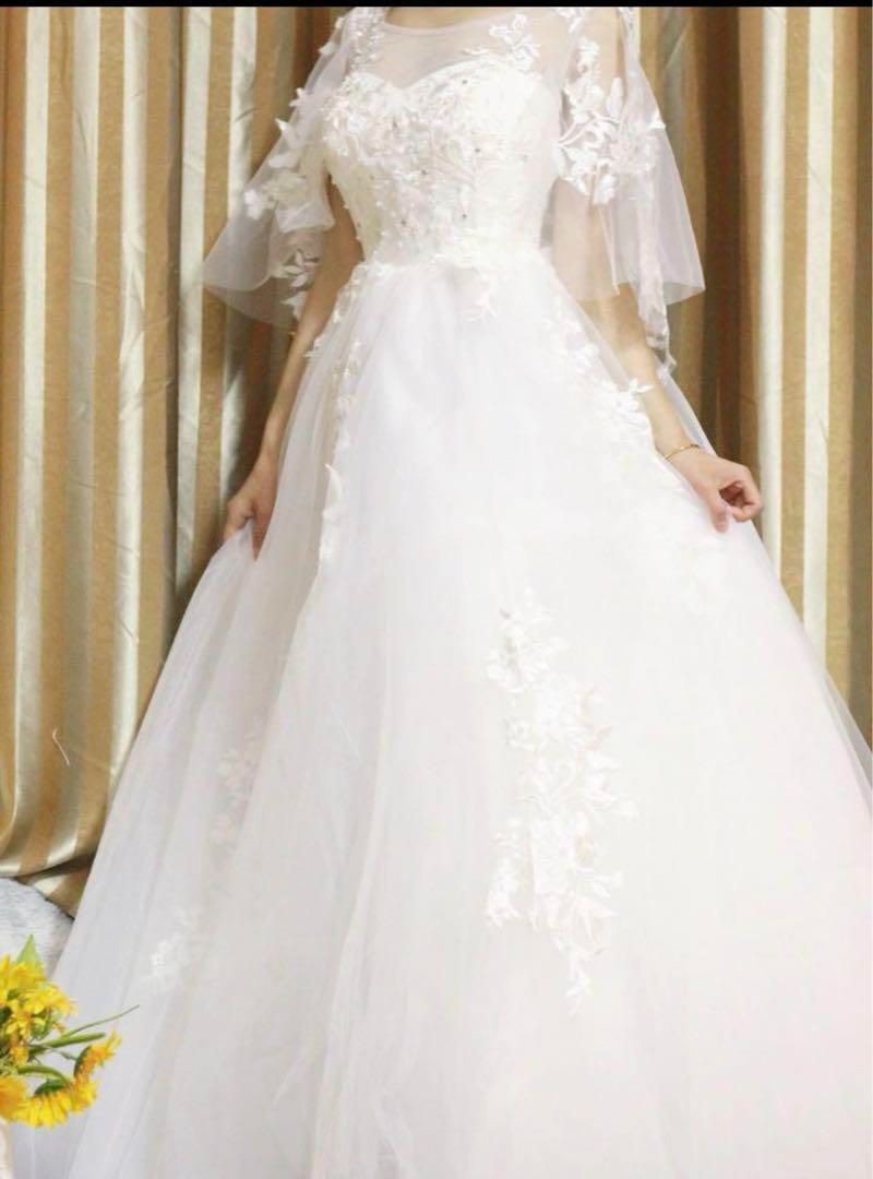 美しいプリンセスラインのウェディングドレス