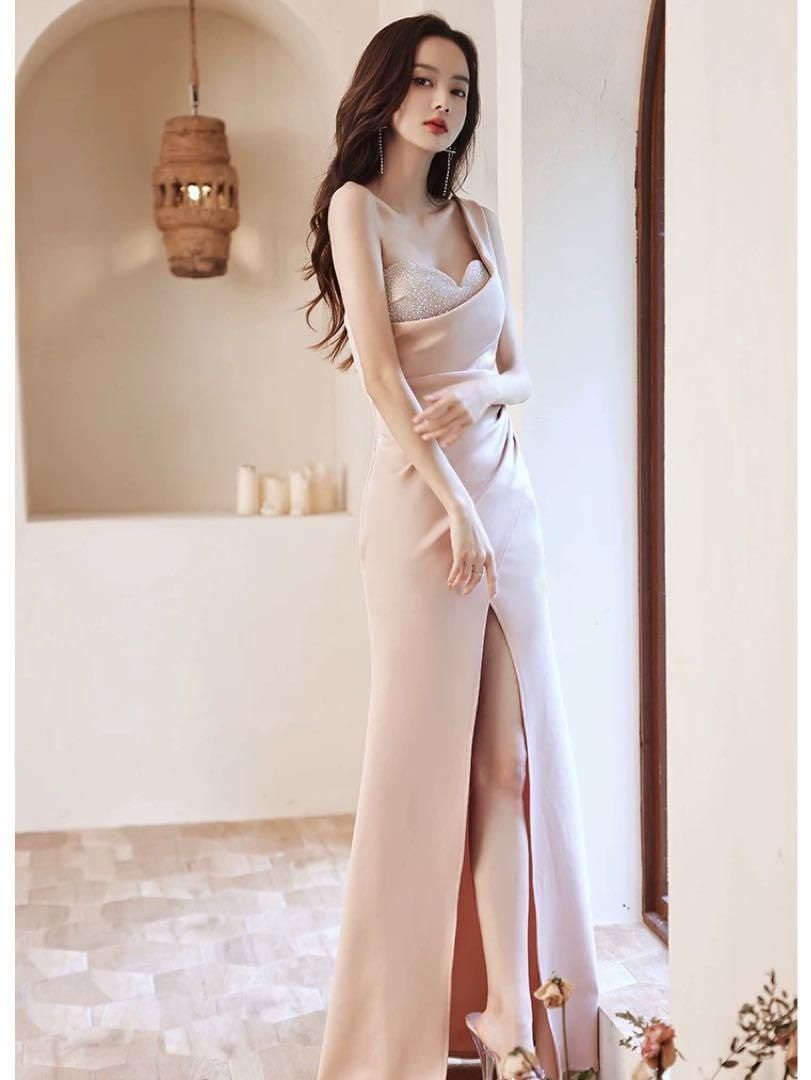 美しいシルエットのイブニングドレス アシンメトリーデザイン