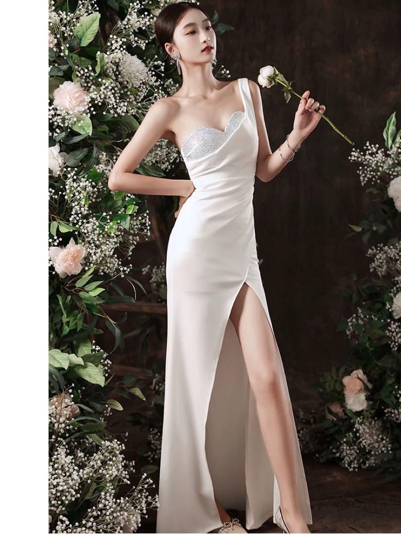 美しいシルエットのイブニングドレス アシンメトリーデザイン