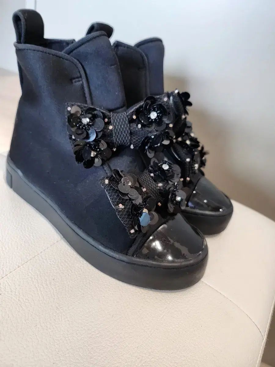 シューコンマボニー スパンコールリボンスニーカー