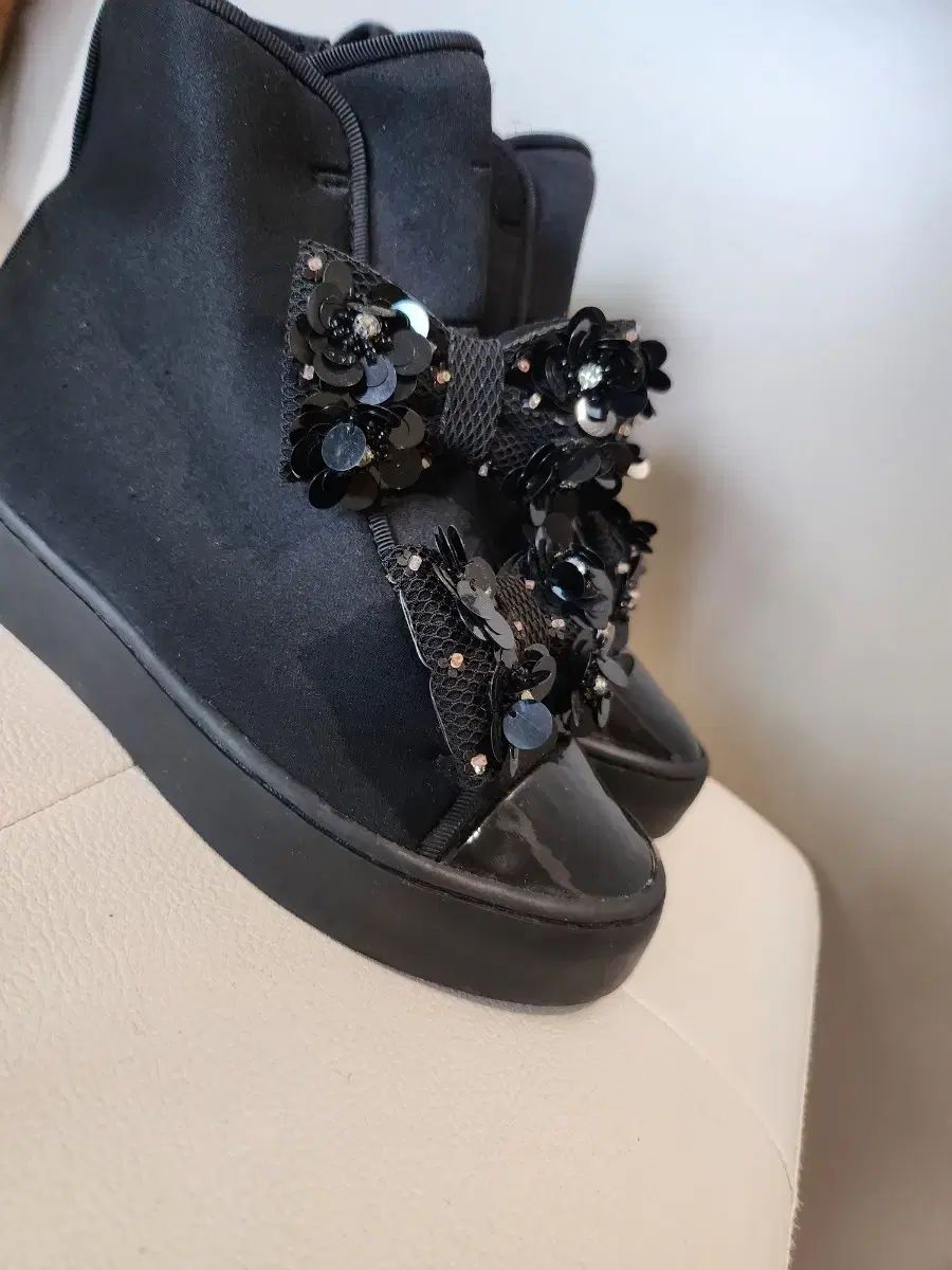 シューコンマボニー スパンコールリボンスニーカー