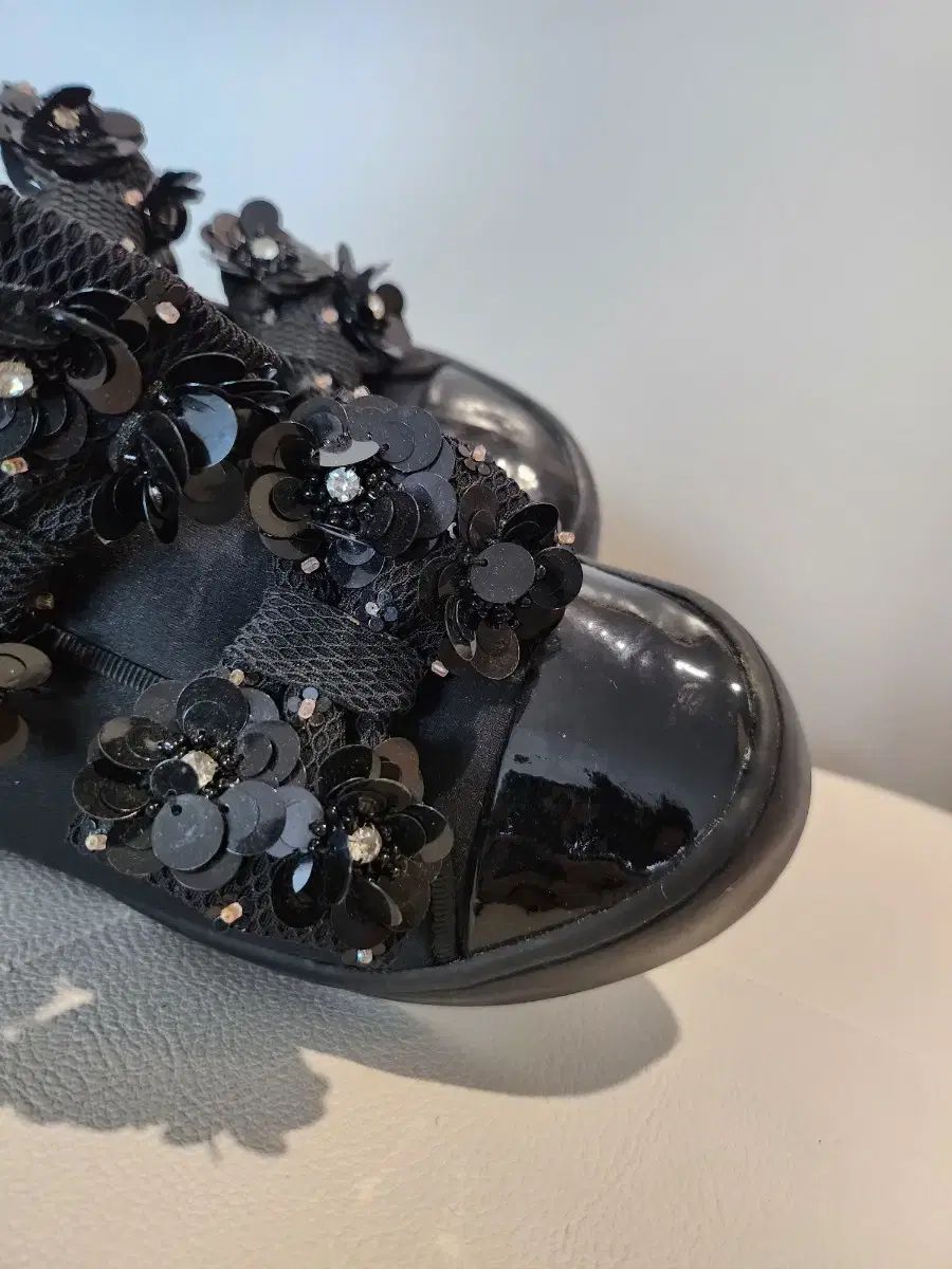 シューコンマボニー スパンコールリボンスニーカー