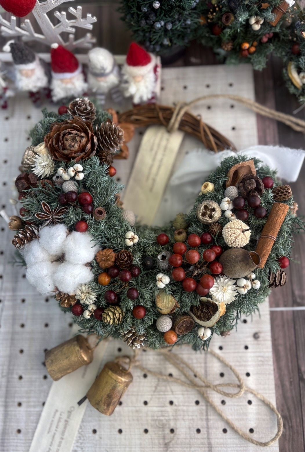 クリスマス リース コニフアー ドライ ベル付き - メルカリ