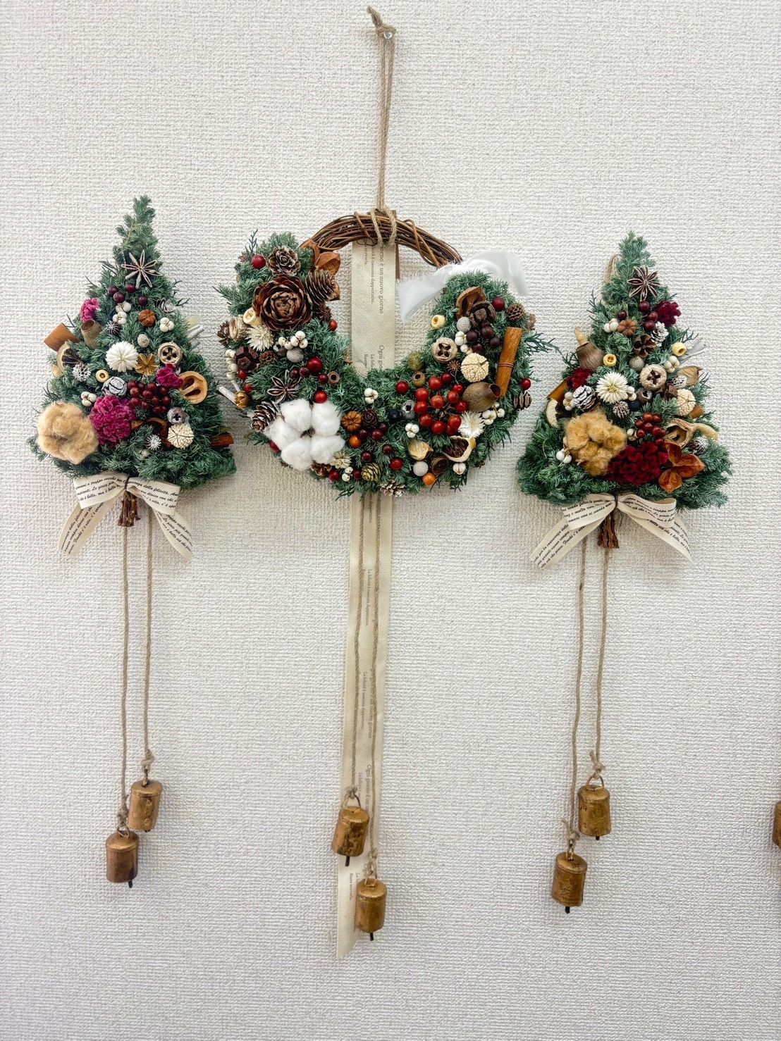クリスマス リース コニフアー ドライ ベル付き - メルカリ