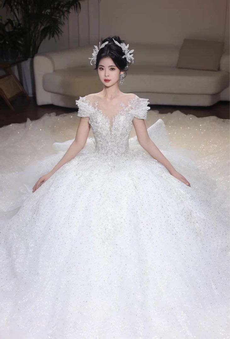 【保障できる！】 ウェディングドレス キラキラストーン＆パール ボリュームロングトレーン