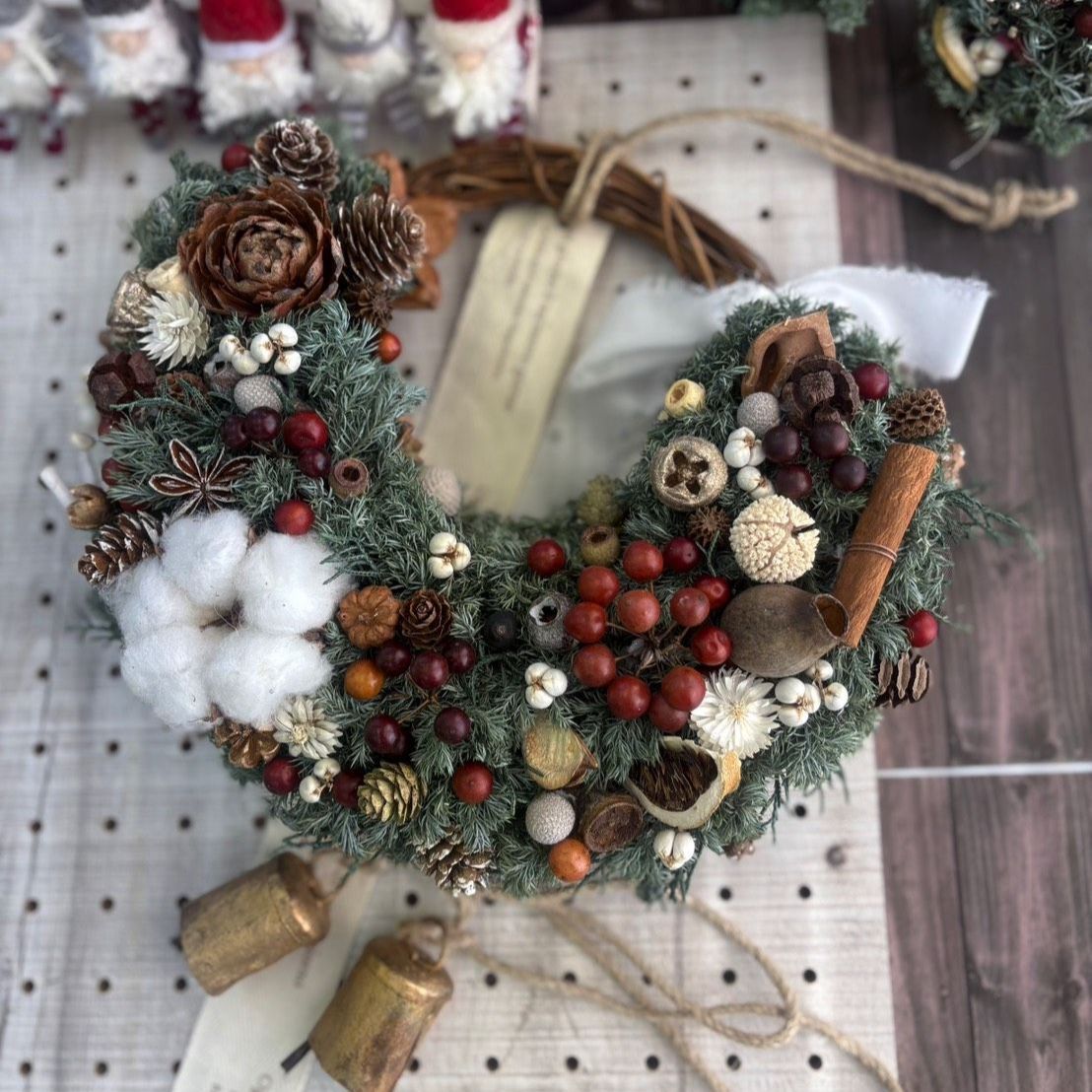 クリスマス リース コニフアー ドライ ベル付き - メルカリ