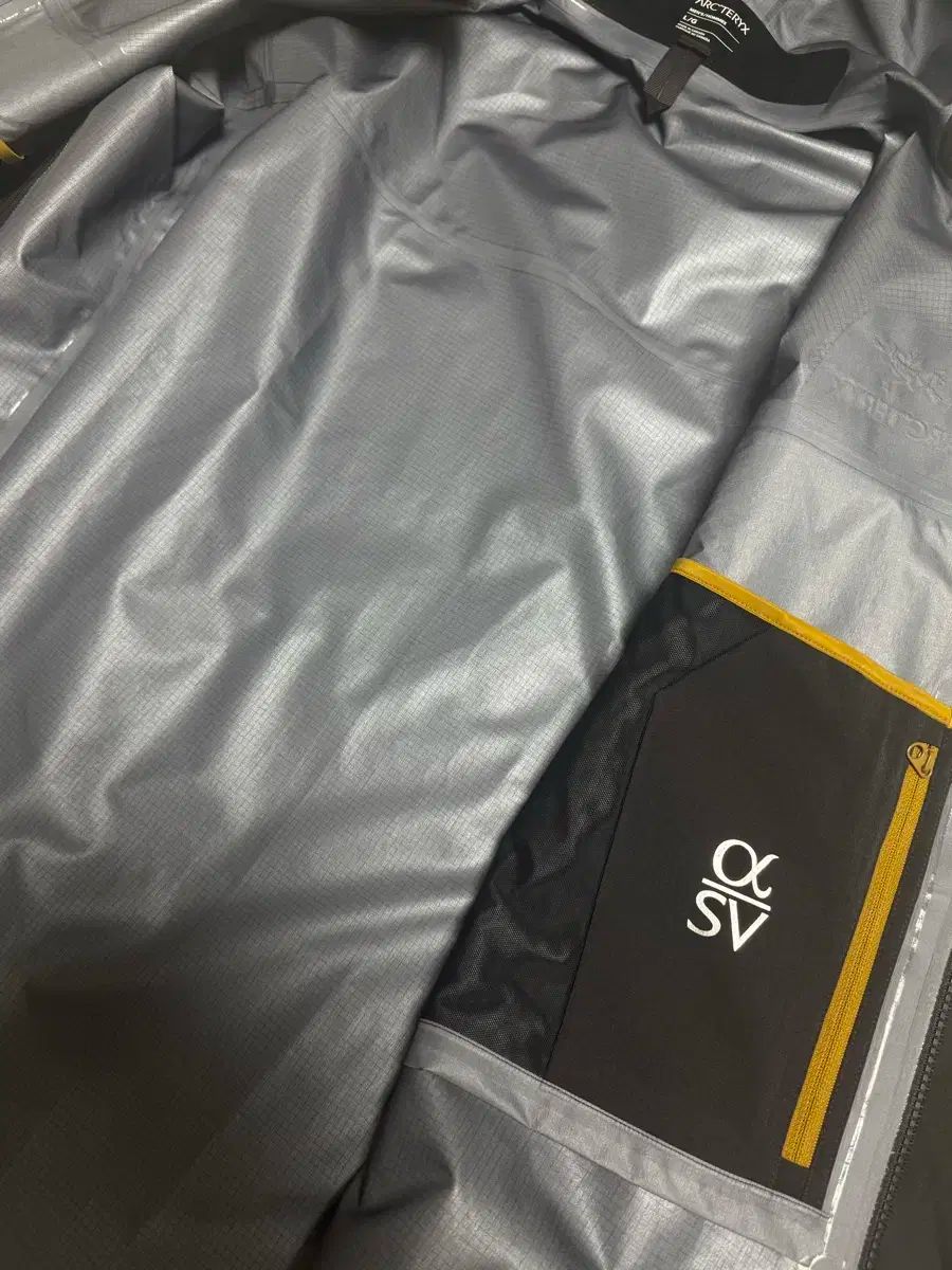 25FW ARC TERYX アークテリクス アルファsv 24k ブラック L OLIVEOS_COM_TR