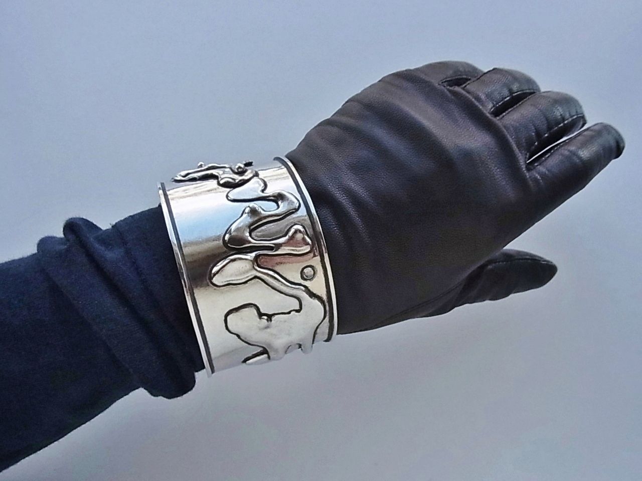 ムーンストーンカプリシャスバングル シルバー925の迫力バングルは一期一会の立体柄が偶然のカッコ良さ