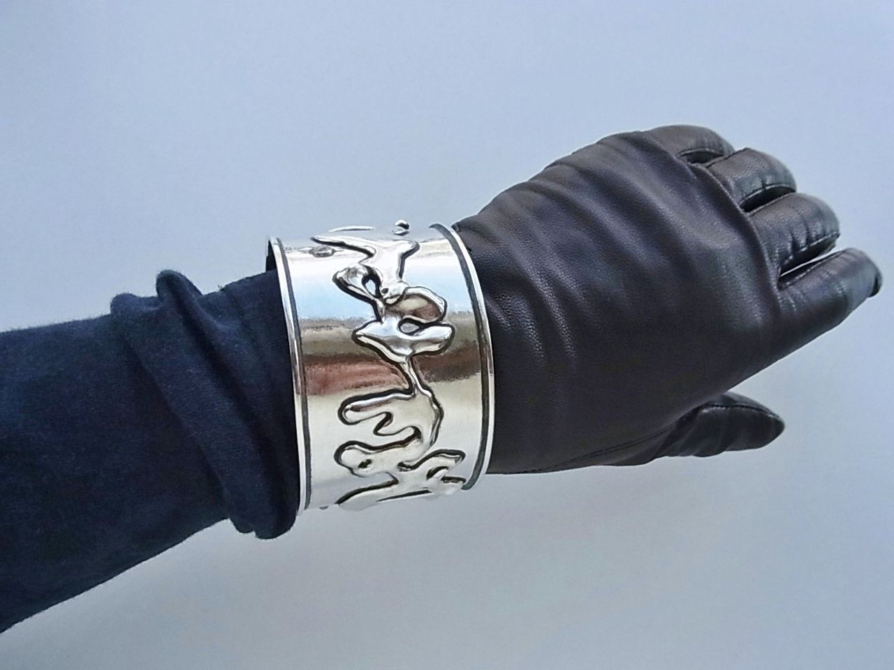 ムーンストーンカプリシャスバングル シルバー925の迫力バングルは一期一会の立体柄が偶然のカッコ良さ