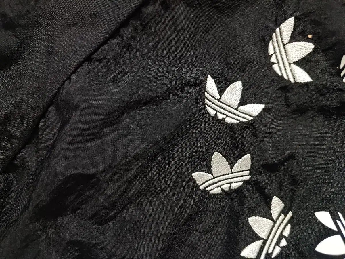 謙虚な adidas ブラック ウィンドブレーカー ジャケット 85 刺繍 XS 豊富なデザイン。