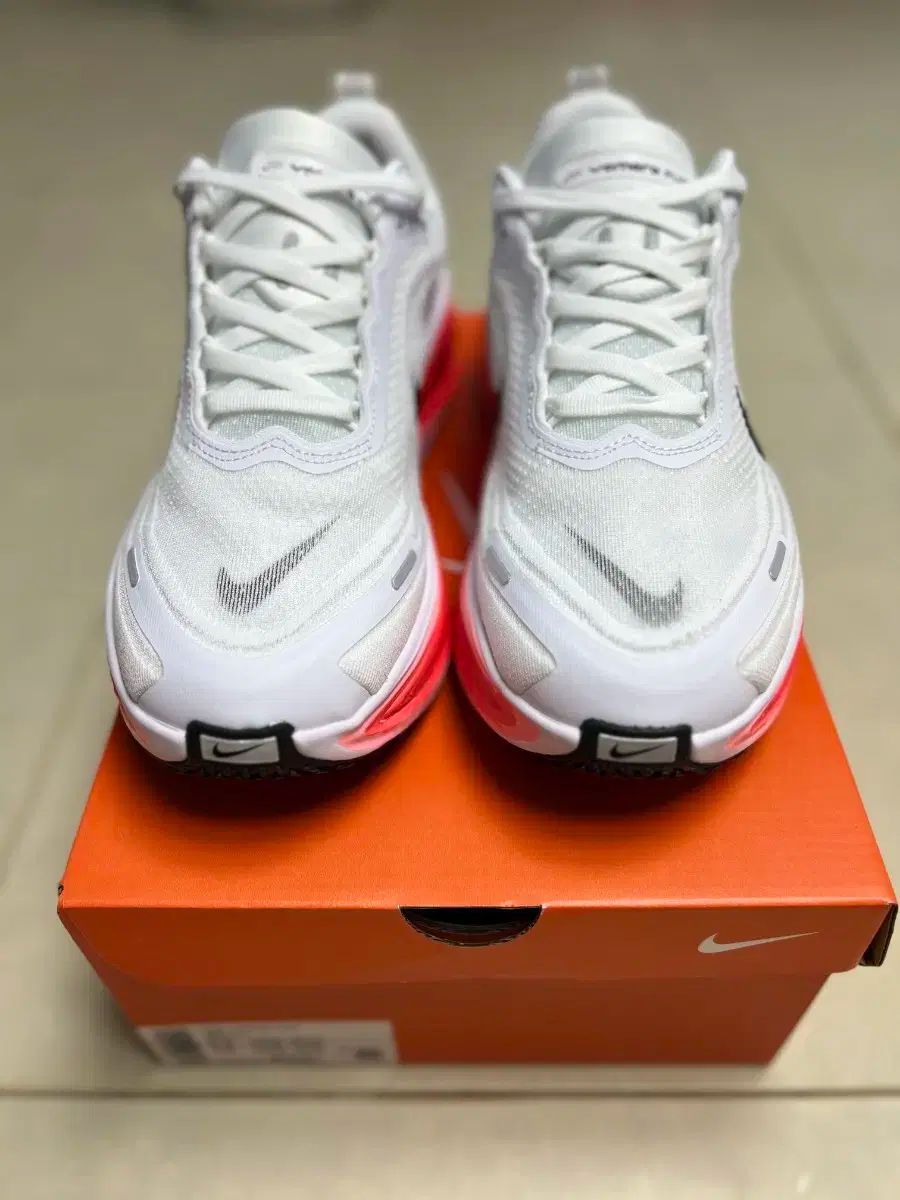 ナイキ ボメロ PLUS ランニングシューズ 275mm