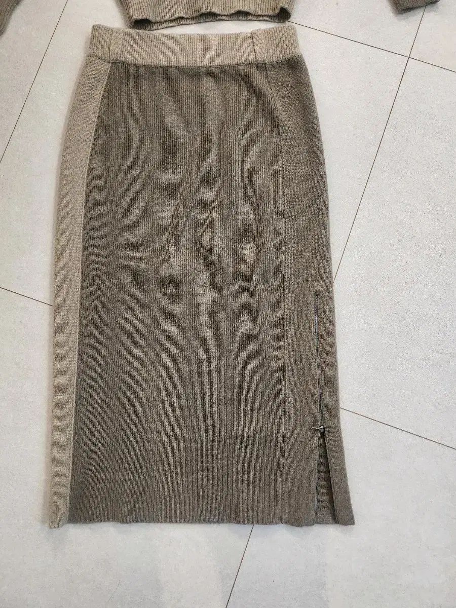 【アウトレット特価品】 ミシャ ウール タートルネック スカート セットアップ 55サイズ