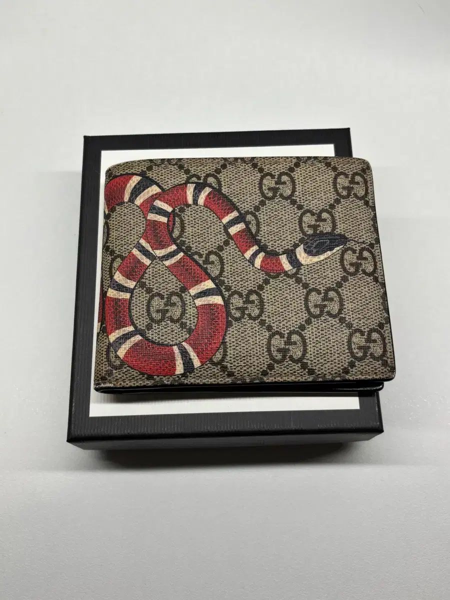 GUCCIスネーク GGスプリーム 二つ折り財布 ブラック ヘビ柄 GUCCI