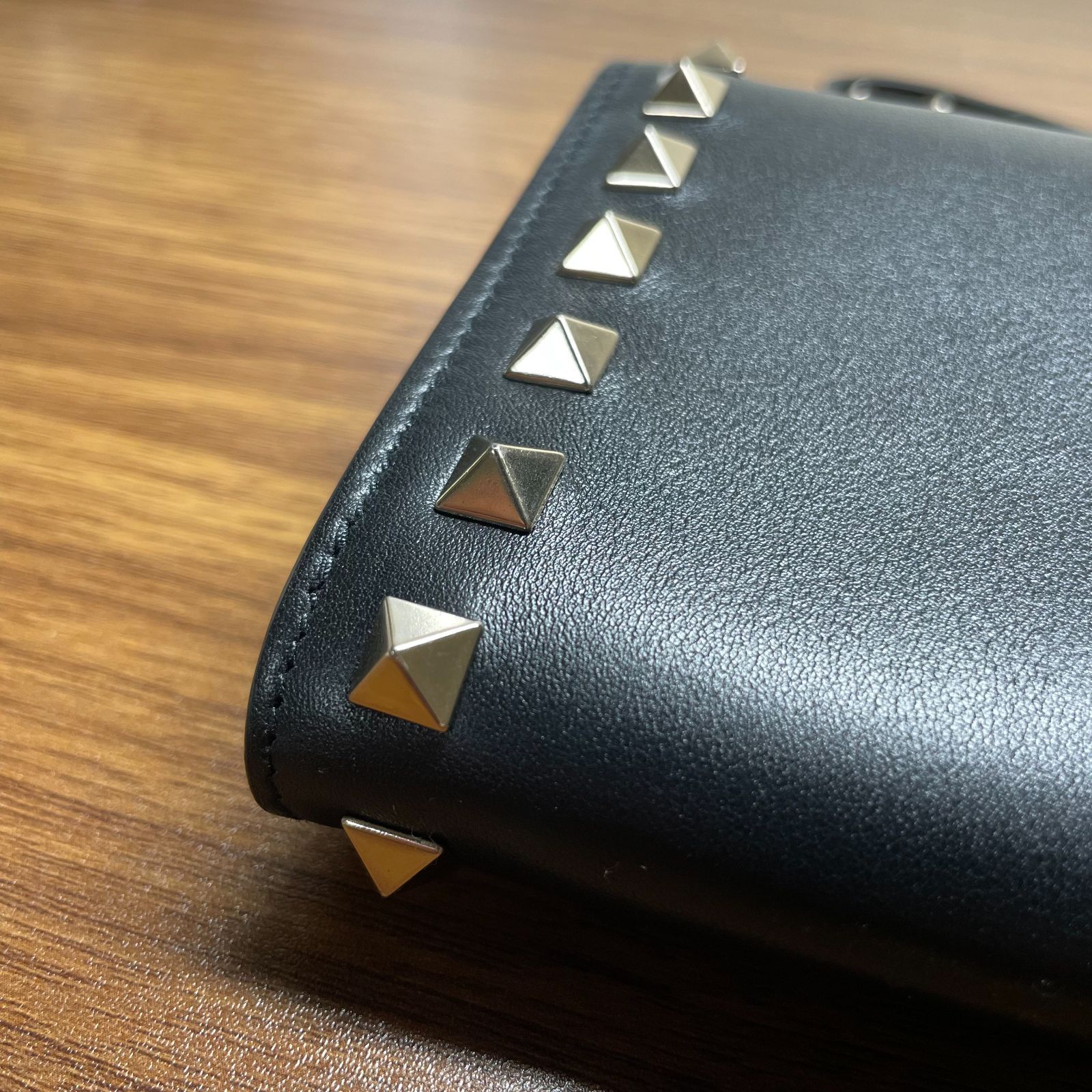 極美品】VALENTINO GARAVANI ロックスタッズ 長財布 ブラック - メルカリ