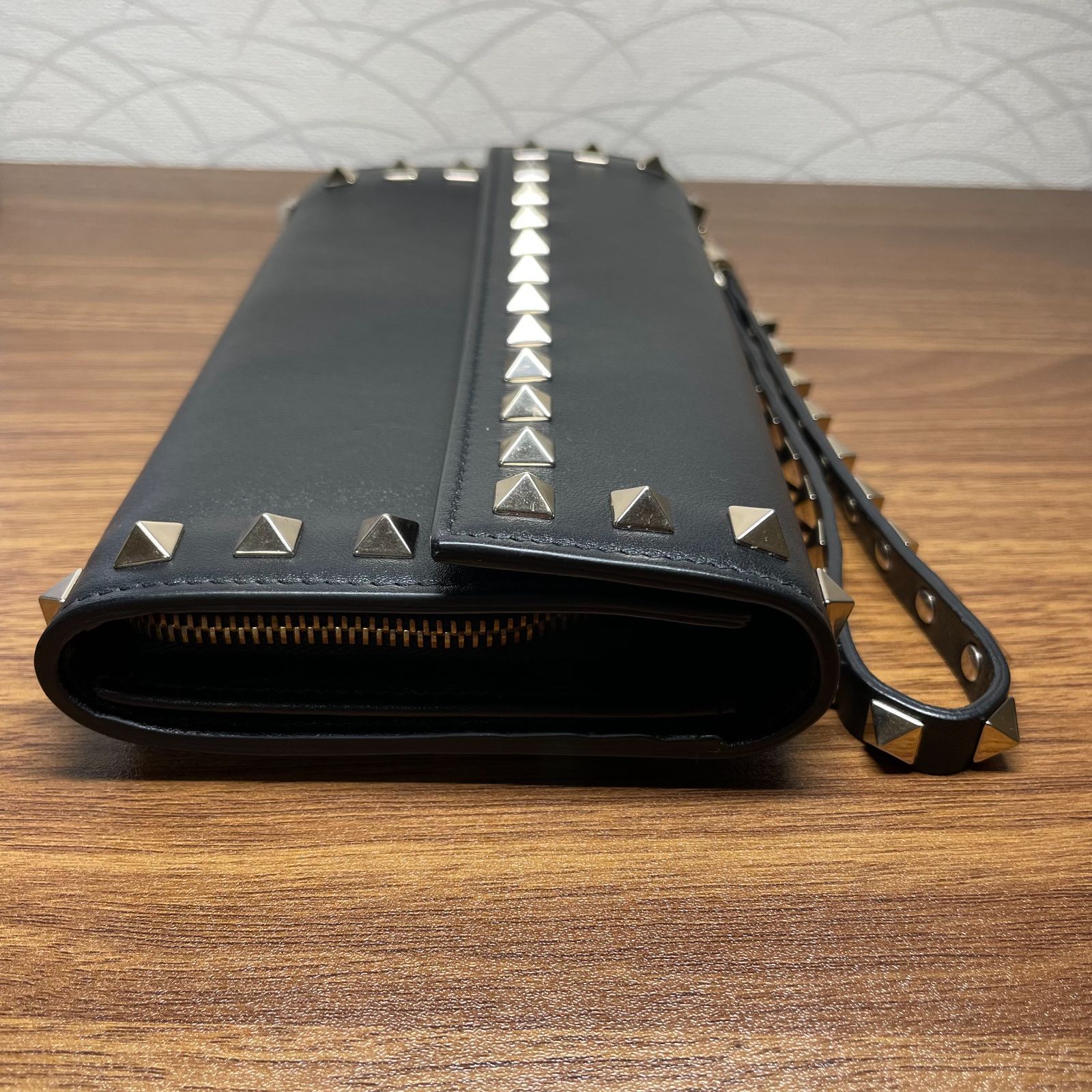 極美品】VALENTINO GARAVANI ロックスタッズ 長財布 ブラック - メルカリ