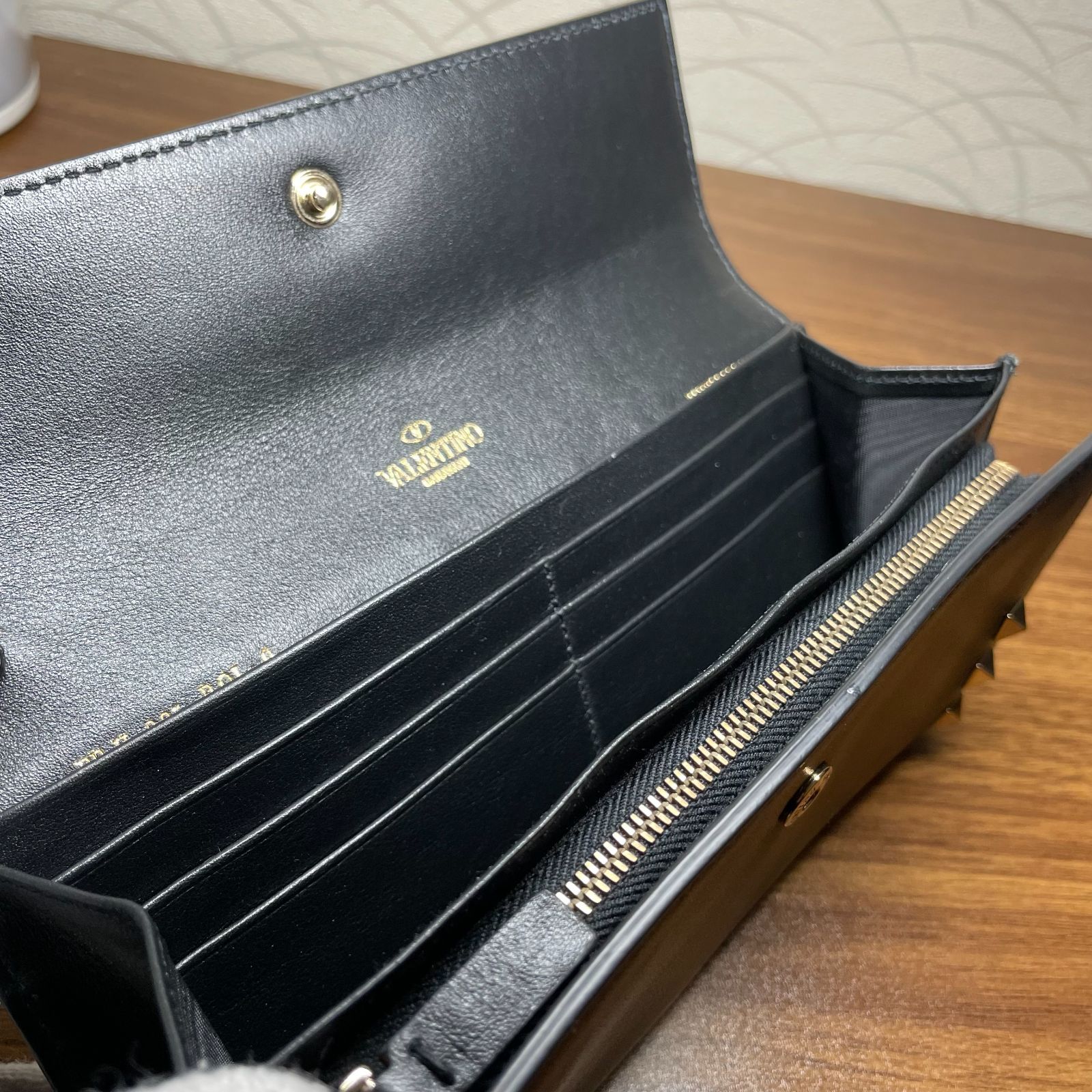 極美品】VALENTINO GARAVANI ロックスタッズ 長財布 ブラック - メルカリ