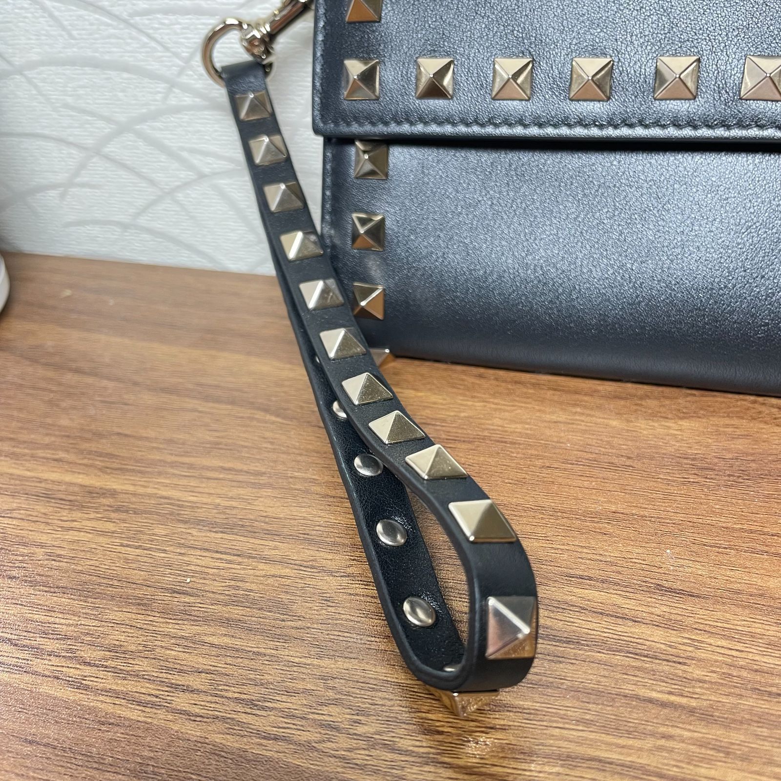極美品】VALENTINO GARAVANI ロックスタッズ 長財布 ブラック - メルカリ