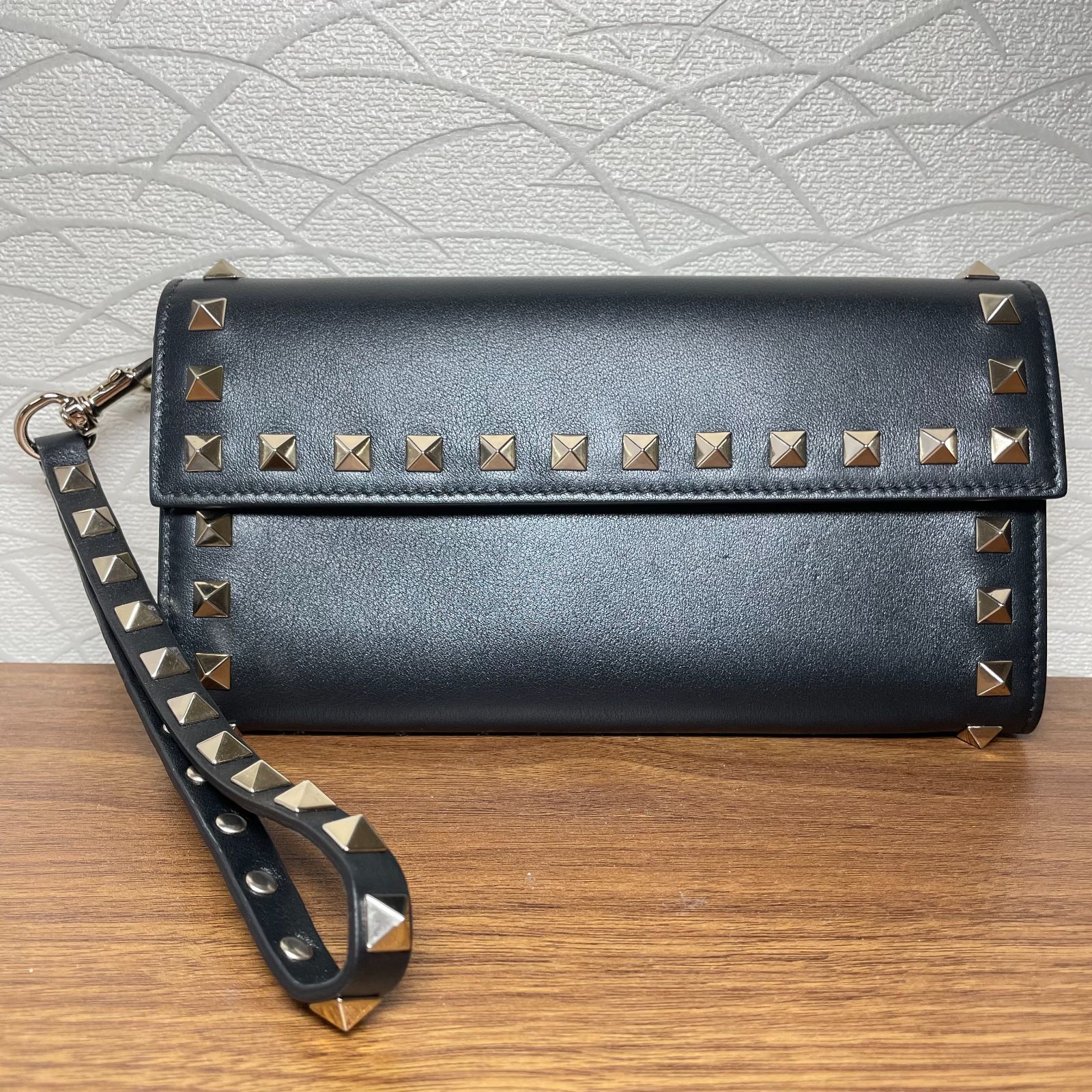 極美品】VALENTINO GARAVANI ロックスタッズ 長財布 ブラック - メルカリ